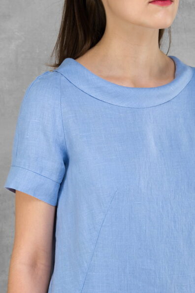 Lniana jasnoniebieska sukienka z krótkim rękawem.