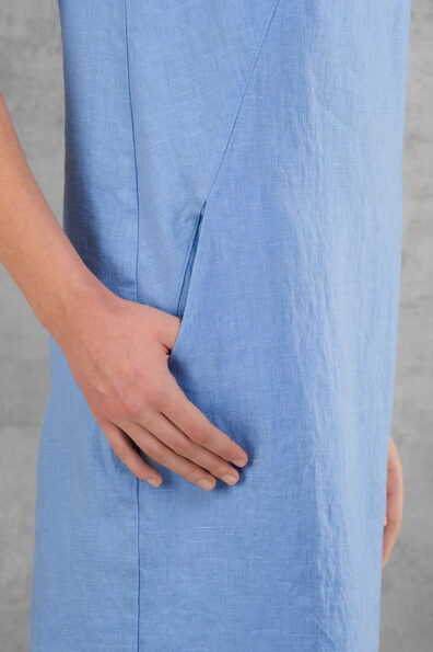 Lniana jasnoniebieska sukienka z kieszeniami na bokach.