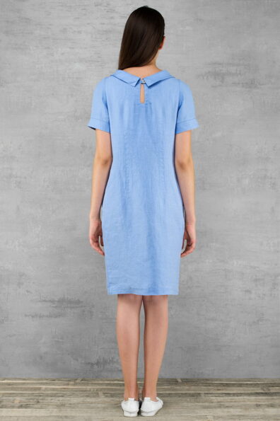 Lniana jasnoniebieska sukienka z głębszym dekoltem na plecach.