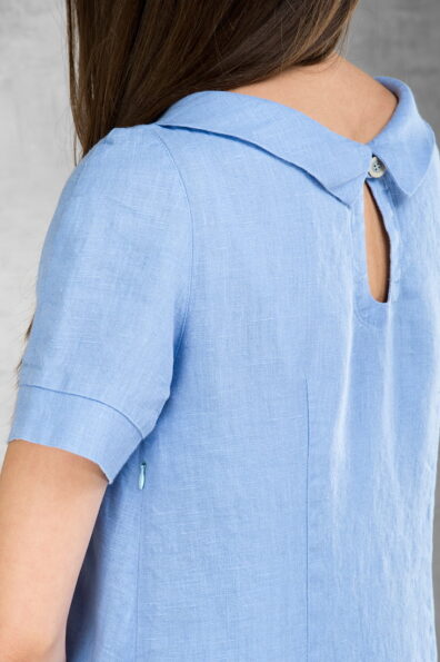 Tył sukni: głębszy dekolt, kołnierz i zapięcie na plecach.