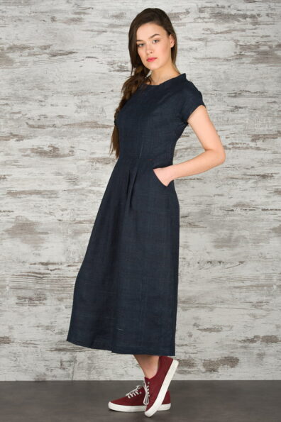 Dół spódnicy zdobią zakładki.