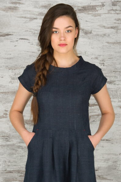 Lniana granatowa suknia z krótkim rękawem.