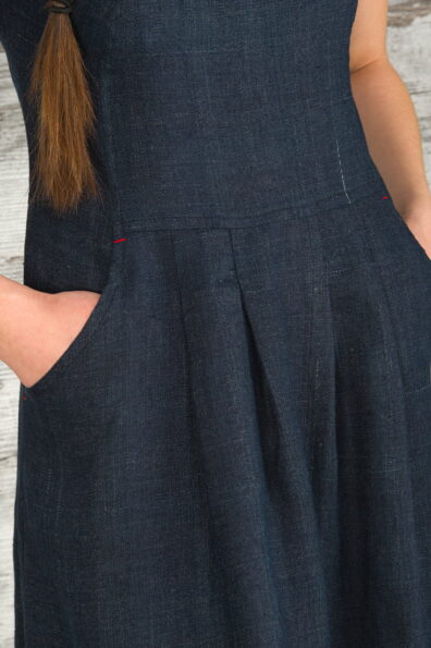 Lniana granatowa suknia z kieszeniami.