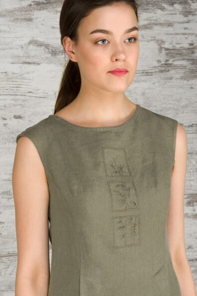 Ozdobiona z przodu haftem - motyw bambusu w kwadratach.