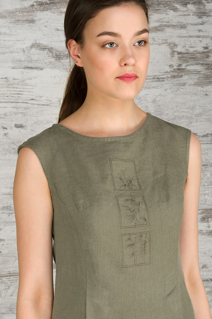 Ozdobiona z przodu haftem - motyw bambusu w kwadratach.