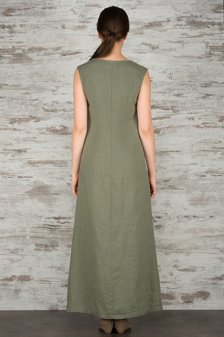 Maxi lniana haftowana sukienka bez rękawów.