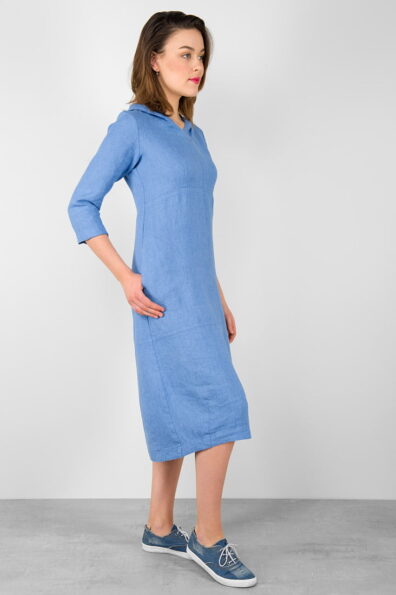 Błękitna lniana sukienka z wydłużonym tyłem..