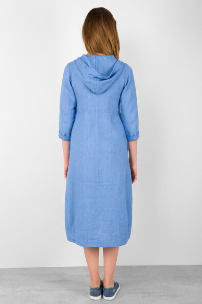 Błękitna lniana sukienka z kapturem.