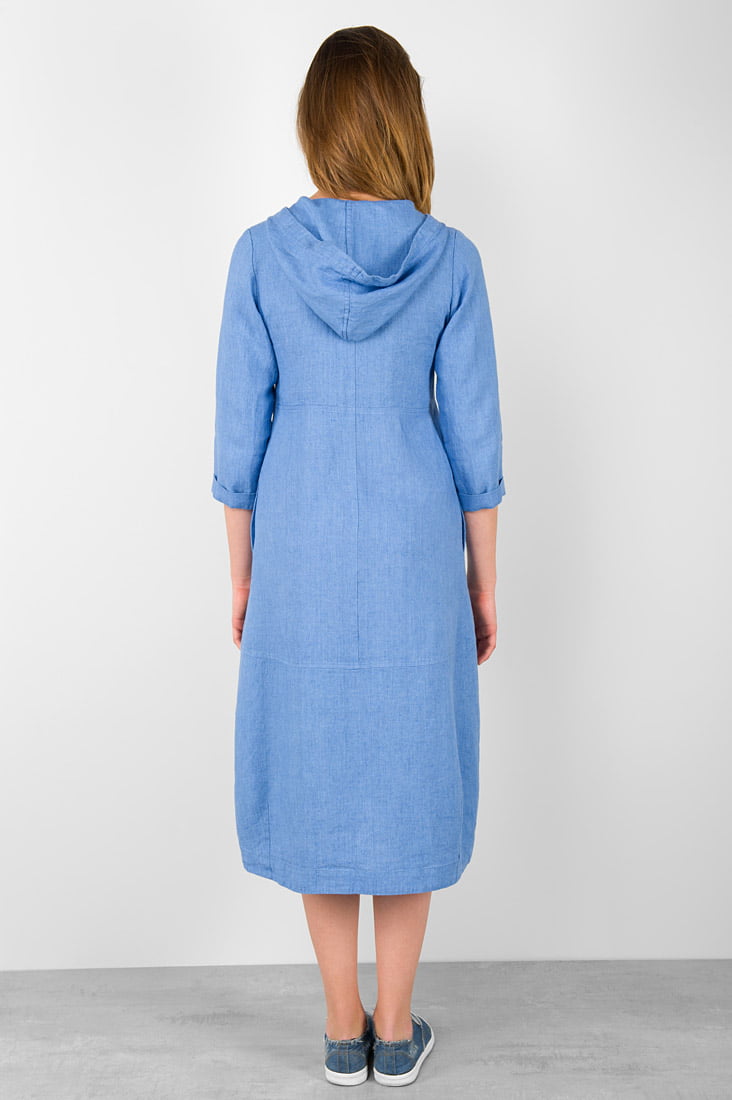 Błękitna lniana sukienka z kapturem.