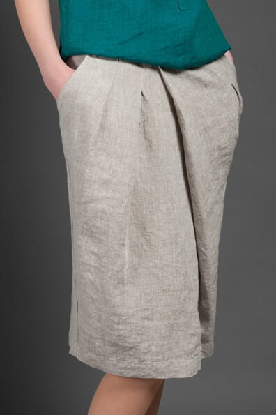 Z przodu spódnica zapina się na 2 guziki.