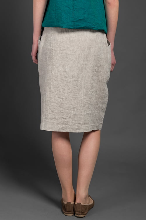 Długość spódnicy sięga kolan.