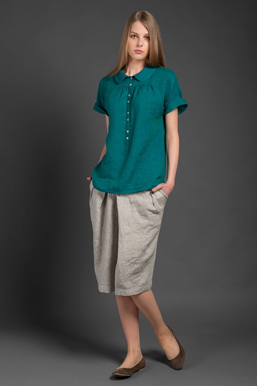 Z przodu spódnica układa się w miękkie fałdy.