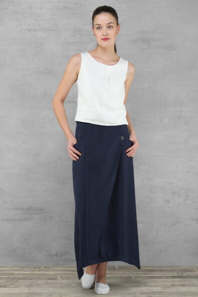 Z przodu szeroka zakładka zapięta na guzik.