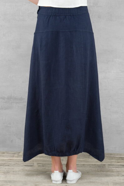 Przód i tył spódnicy lekko ściągany gumką w dole.