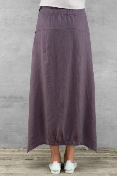 Przód i tył spódnicy w dole ściągane gumką. Boki zaostrzone.