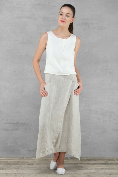 Lniana biała bluzka bez rękawów.