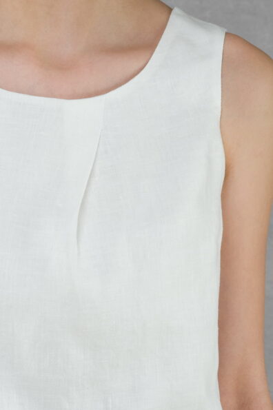 Lniana biała bluzka ozdobiona zakładką z przodu.
