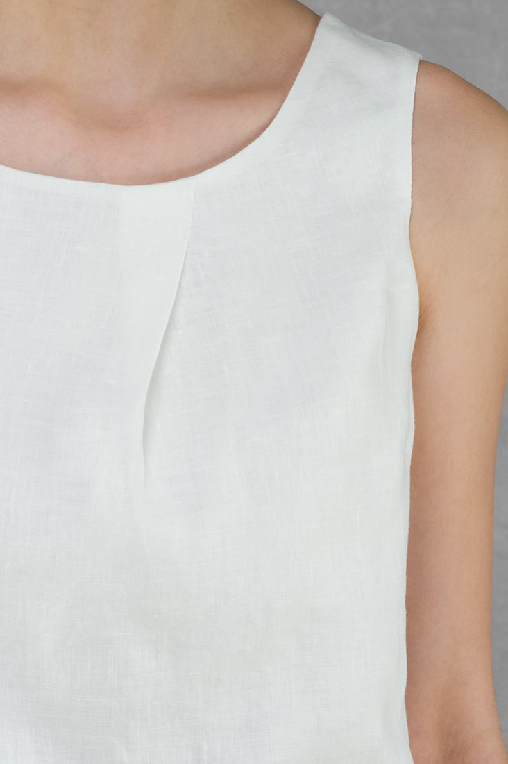 Lniana biała bluzka ozdobiona zakładką z przodu.