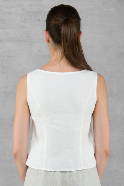 Z tyłu - zaszewki podkreślające talię.