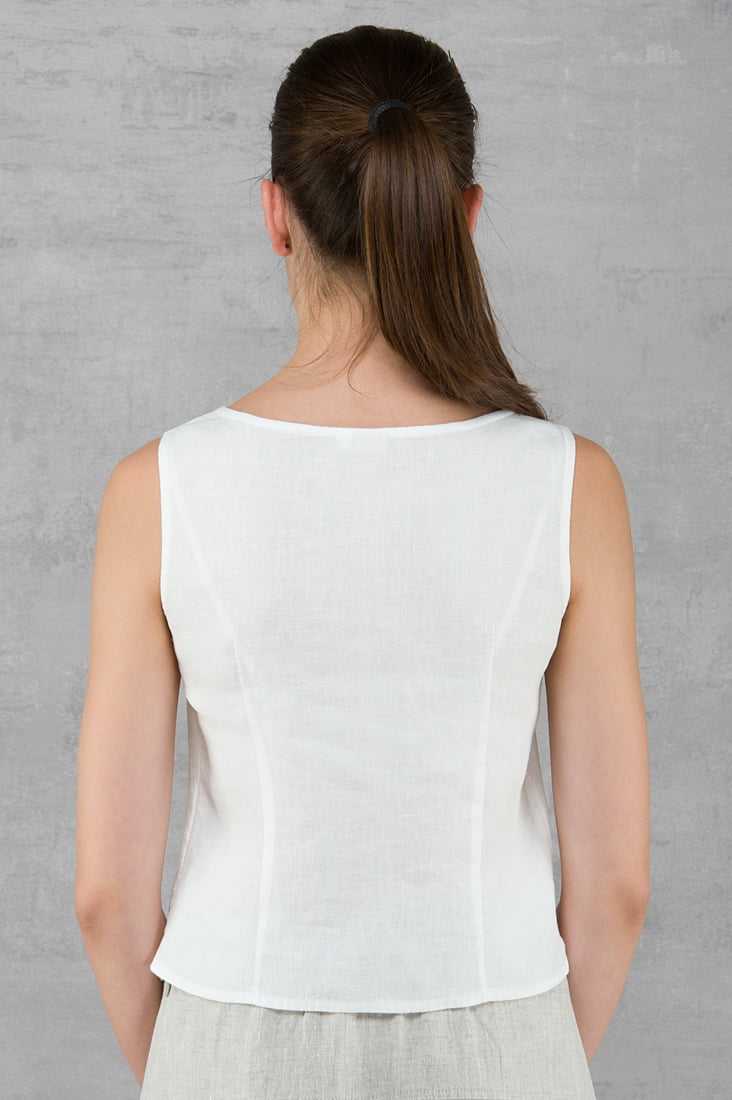 Z tyłu - zaszewki podkreślające talię.