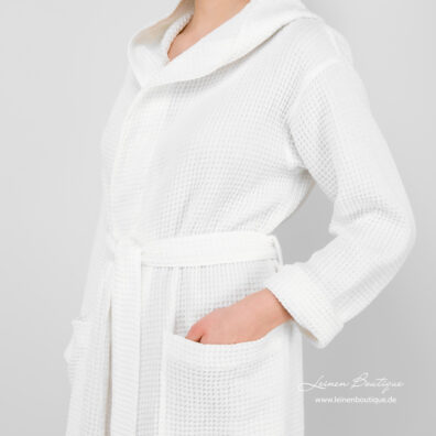 Biały waflowy szlafrok damski.