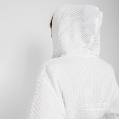 Biały szlafrok damski z kapturem.