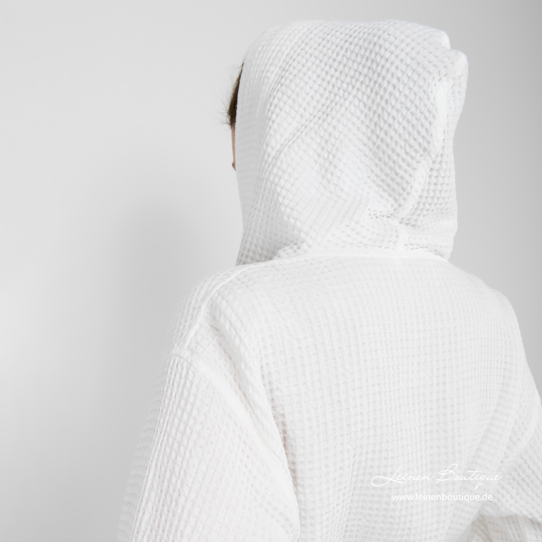 Biały szlafrok damski z kapturem.