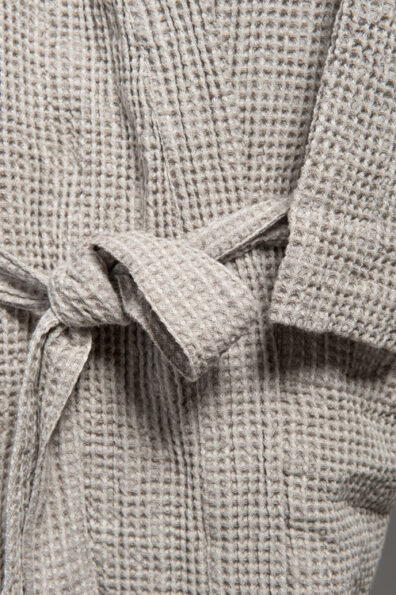 Męski szary szlafrok zawiązywany paskiem