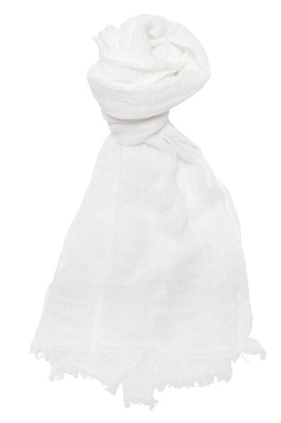 Cieniutki śnieżnobiały lniany szalik wykończony strzępionymi brzegami - frędzelkami.