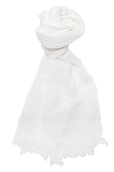 Cieniutki śnieżnobiały lniany szalik wykończony strzępionymi brzegami - frędzelkami.