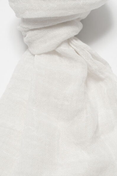 Biały lniany szalik.