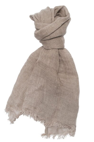 Cieniutki lniany szalik wykończony strzępionymi brzegami - frędzelkami o długości 2 cm.