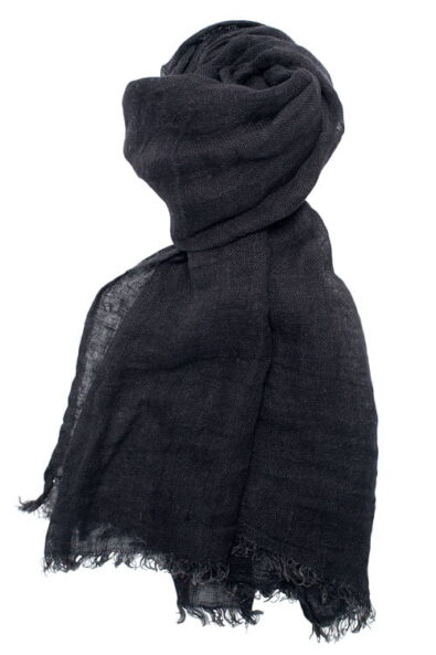 Cieniutki czarny lniany szalik wykończony strzępionymi brzegami.
