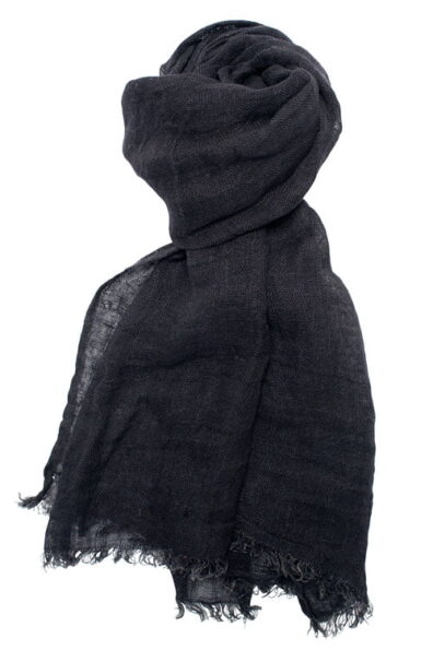 Cieniutki czarny lniany szalik wykończony strzępionymi brzegami.