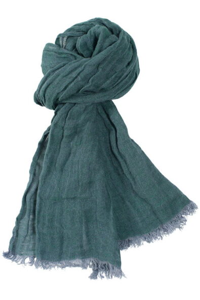 Cieniutki szalik lniany o kolorze szarej morskiej zieleni.
