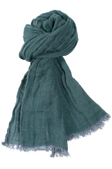 Cieniutki szalik lniany o kolorze szarej morskiej zieleni.