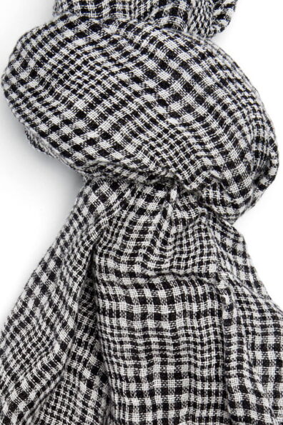 Szalik lniany w czarną kratkę.