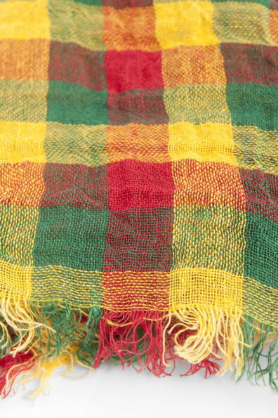 Szaliczek w kolorową kratkę.