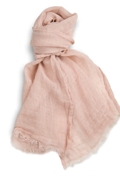 Szalik lniany o barwie delikatnego, pastelowego różu.