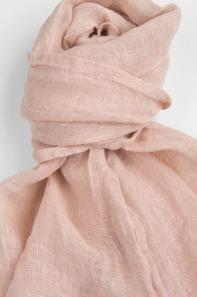Lniany delikatnie różowy szalik.