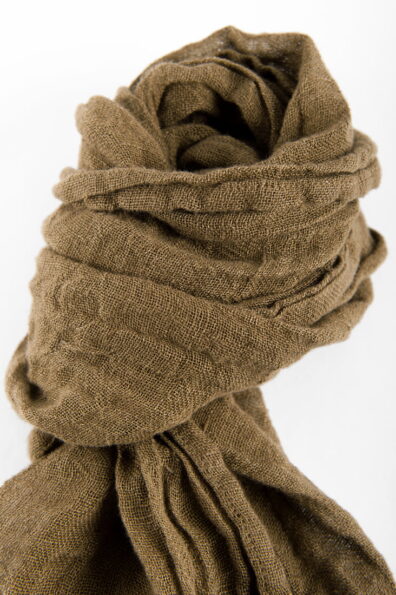 Brązowy szalik z pranego lnu.