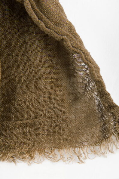 Lekki lniany brązowy szalik.