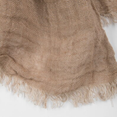 Lniany jasny brązowy szalik z frędzelkami.