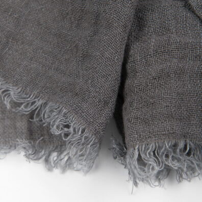 Ciemny szary lniany szalik z frędzelkami.