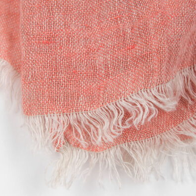 Różowy lniany szalik z szarymi frędzelkami.