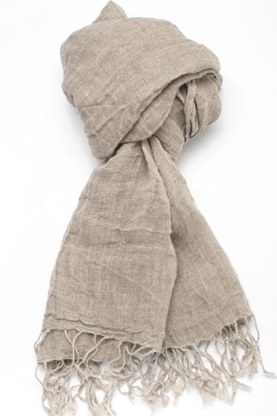 Lniany szalik z pranej, a dlatego miękkiej i przyjemnej w dotyku tkaniny lnianej.