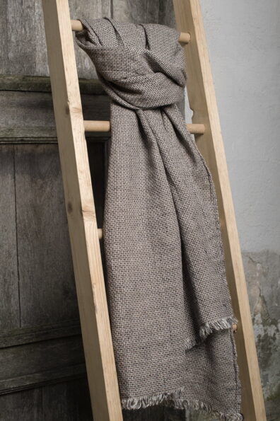 Długi szary szalik lniany w geometryczny rzucik.