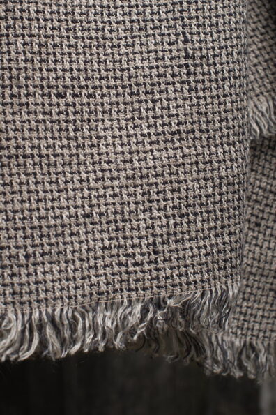 Długi i szeroki szalik z pranego lnu.