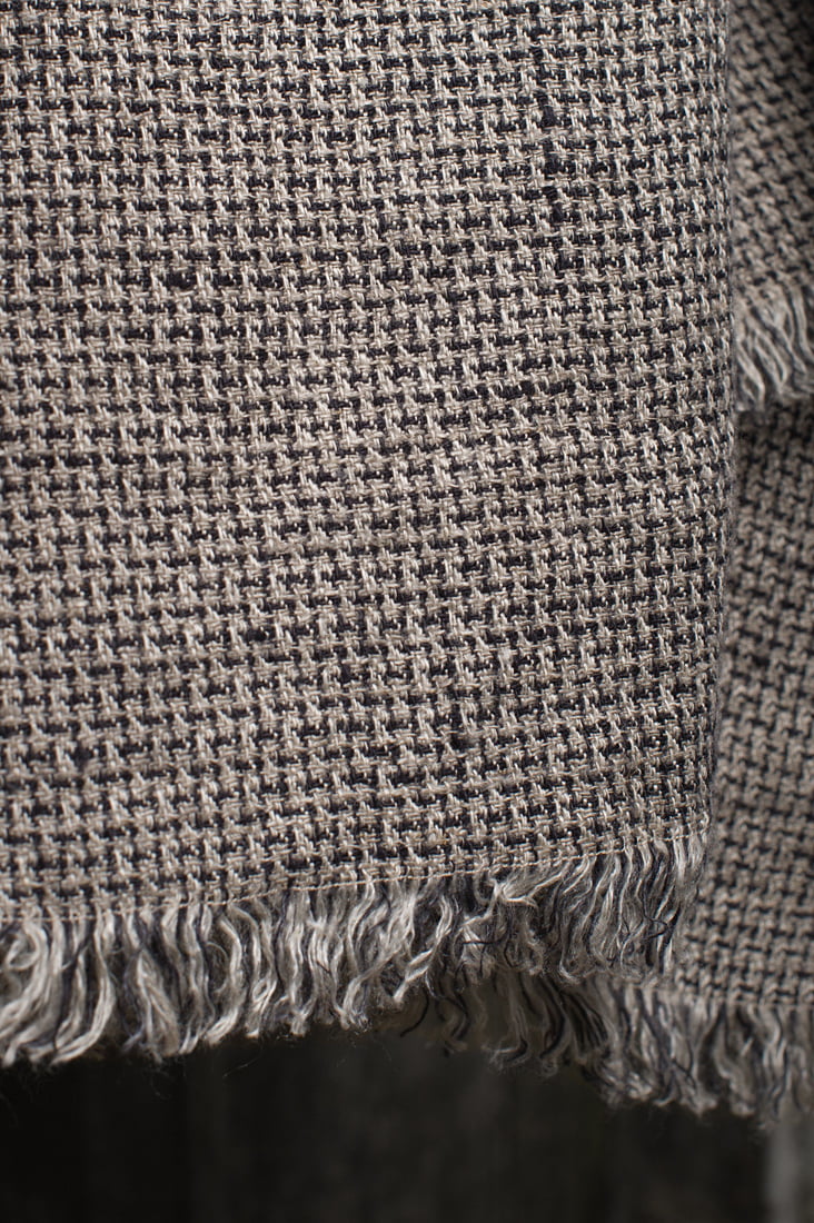 Długi i szeroki szalik z pranego lnu.