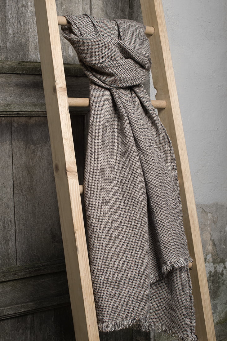 Długi szary szalik lniany w geometryczny rzucik.